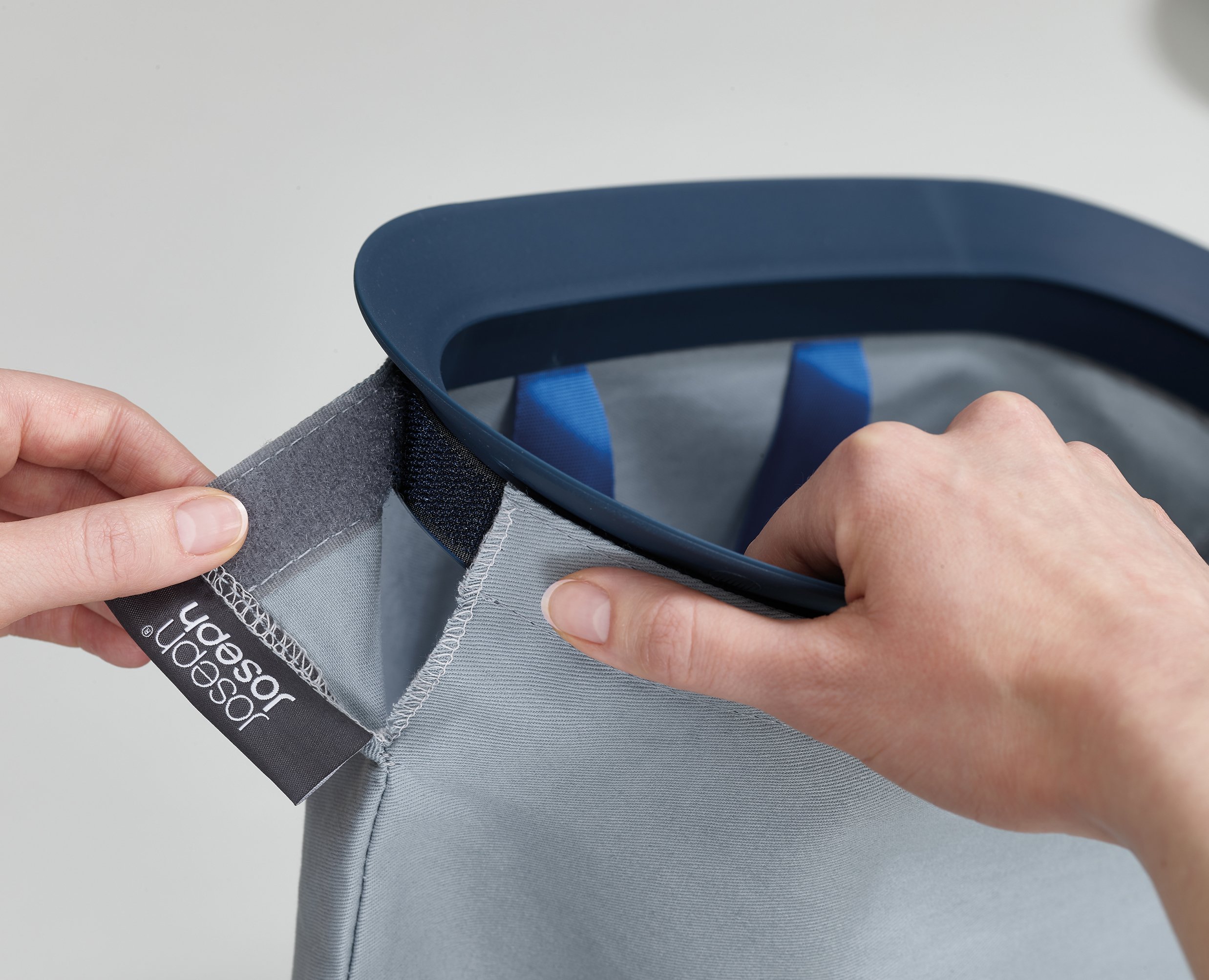 JJ_Tota-90L-Laundry-Basket_Carbon_50004_IU4_2600x Joseph Joseph - Cesto Biancheria, Tota 90L - immagine 5