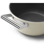 Smeg Cookware Casseruola bassa 2 manici con coperchio - colore Panna - immagine 7