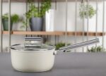 Smeg Cookware Casseruola 1 manico con coperchio - Ø 20 cm - colore Panna - immagine 3